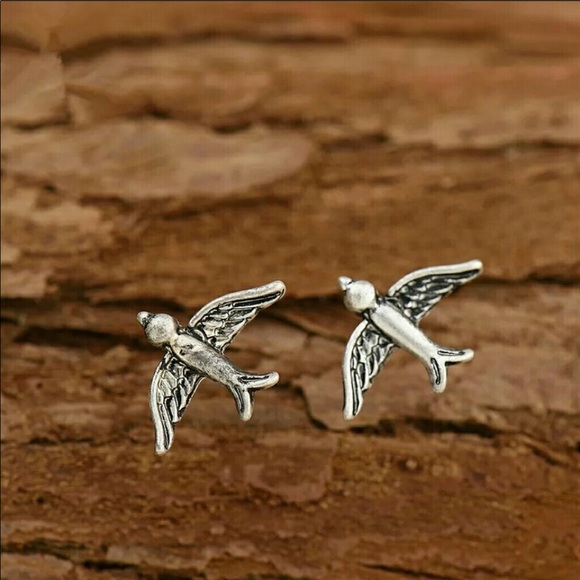 Minimalist Sparrow Stud Earring Silver - Picture 4 of 6